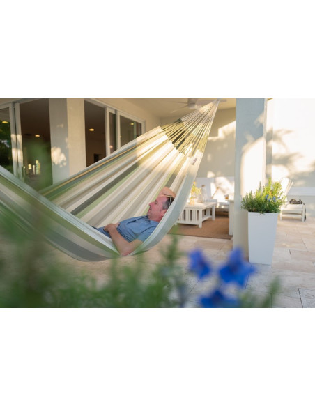 Rodinná zahradní houpací síť Brisa Cedar XXL – odolná vůči povětrnostním vlivům.