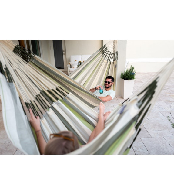 Rodinná zahradní houpací síť Brisa Cedar XXL – odolná vůči povětrnostním vlivům.
